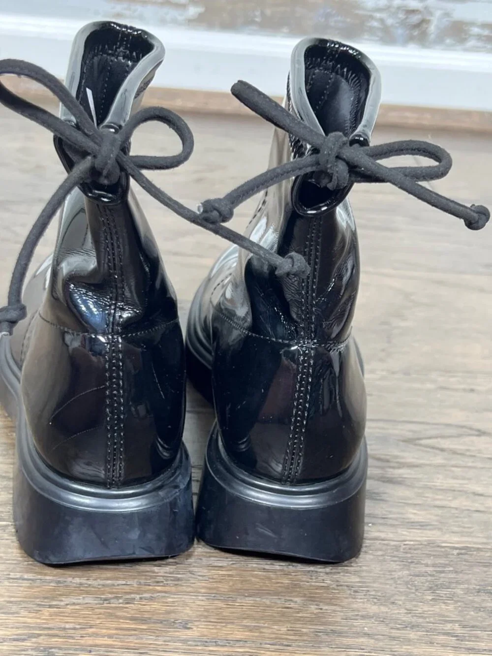 Stuart Weitzman sole grooves leather
